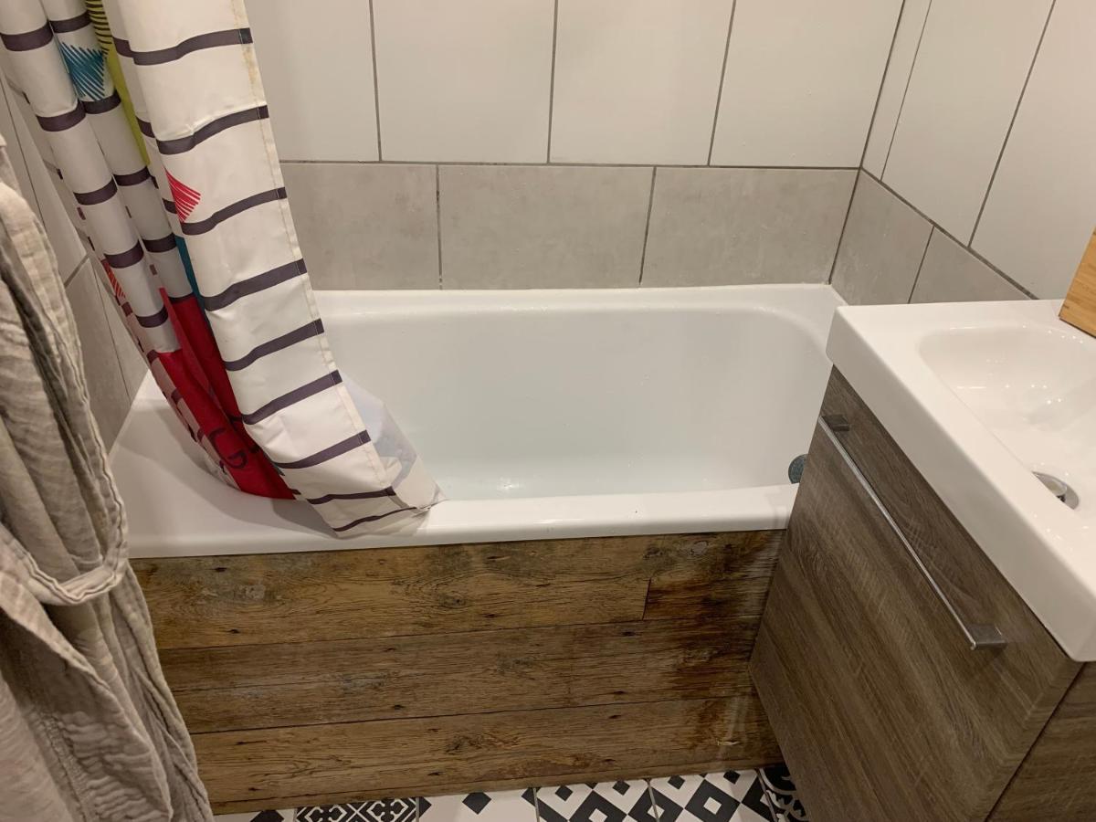 Chambre Avec Salle De Bain Et Cuisine Privee Centre Ville Historique Avec Climatisation Et Patio Bordeaux Eksteriør bilde